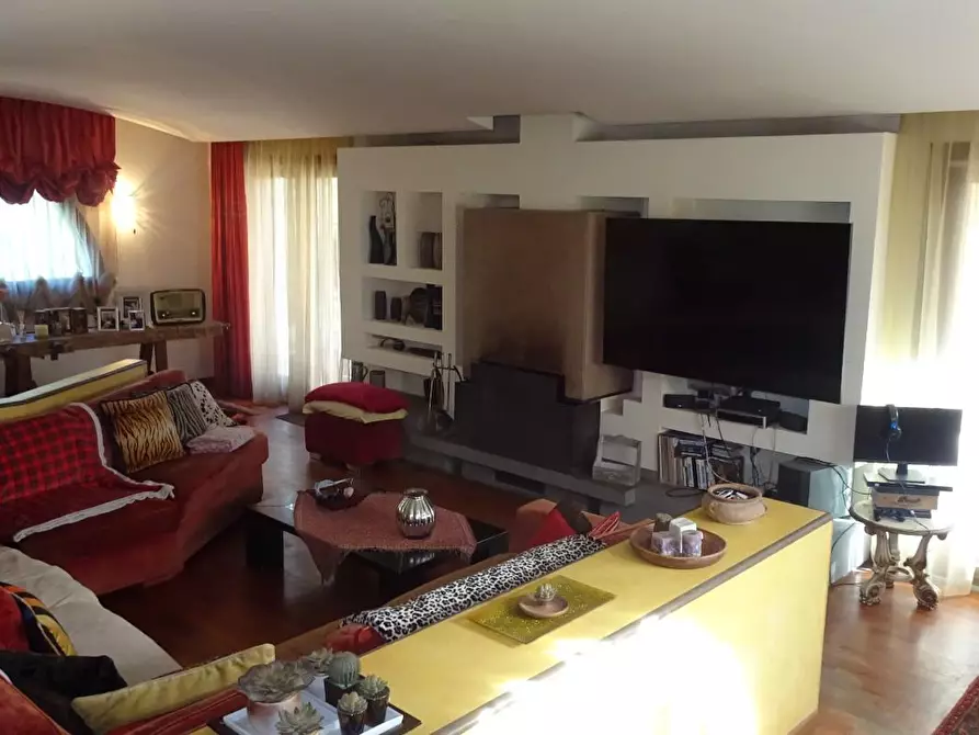 Immagine 39 di Villa in vendita  a Cascina