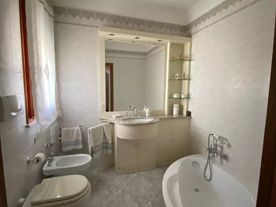 Immagine 3 di Villa in vendita  a Cascina