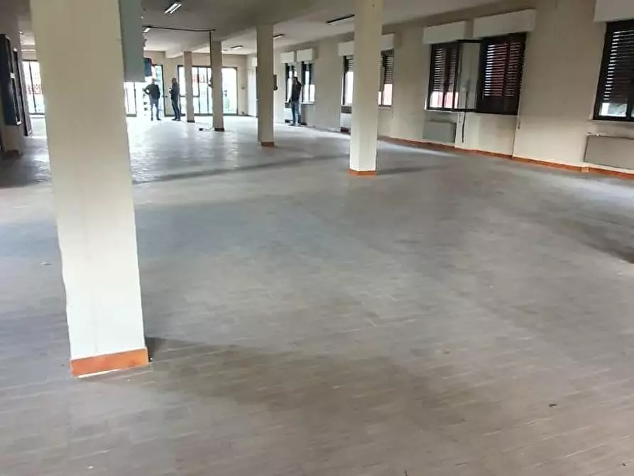 Immagine 3 di Locale commerciale in affitto  a Capannori