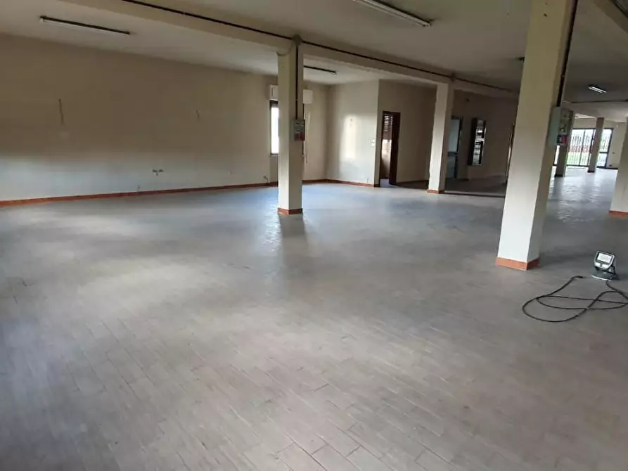 Immagine 2 di Locale commerciale in affitto  a Capannori