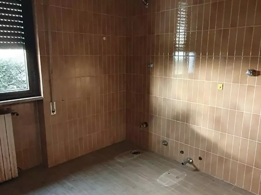 Immagine 5 di Locale commerciale in affitto  a Capannori