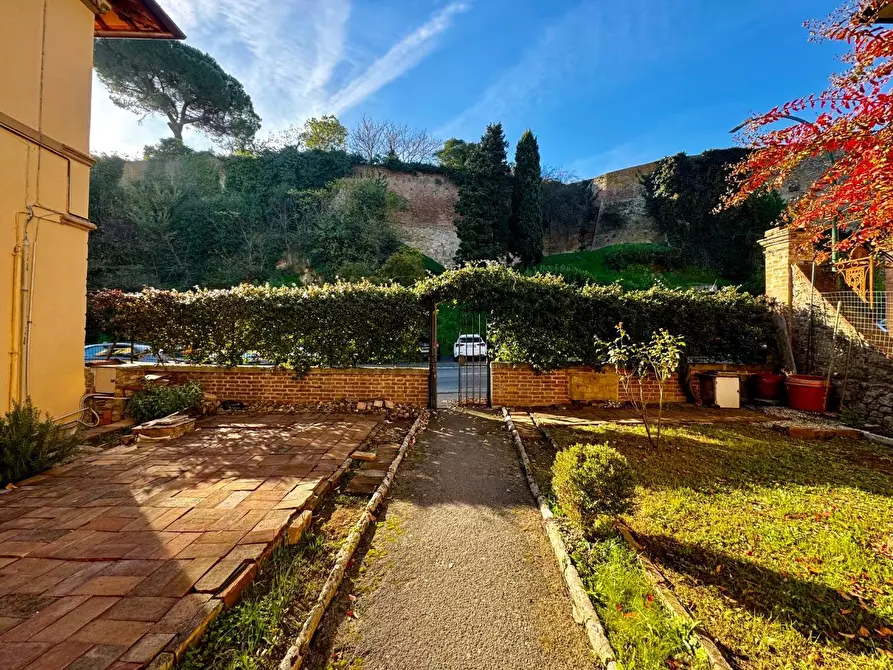 Immagine 34 di Appartamento in vendita  a Siena