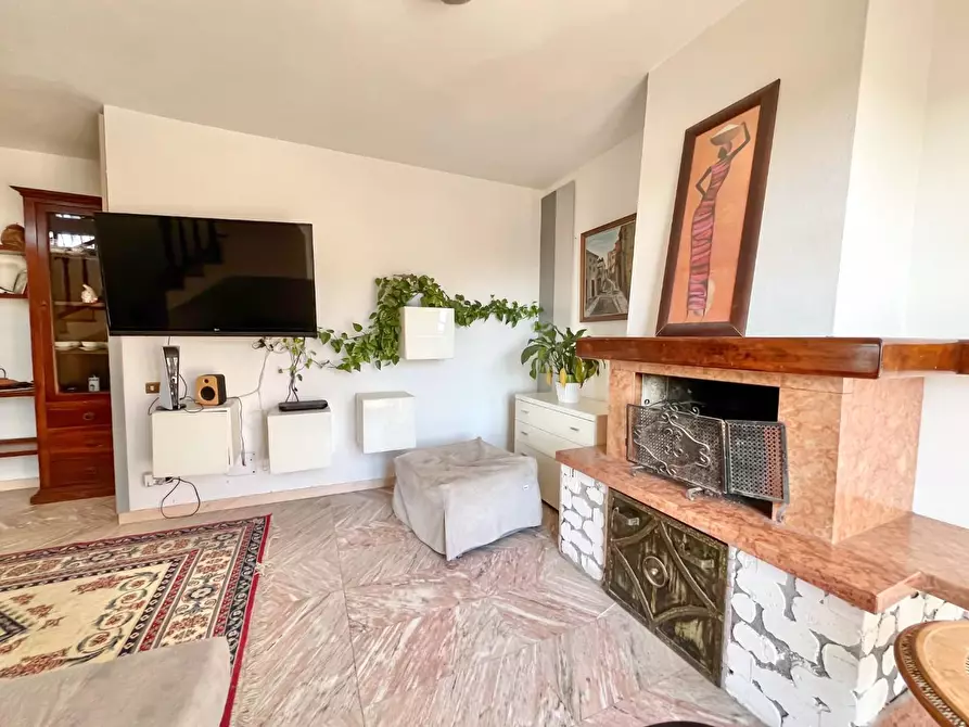 Immagine 2 di Villa in vendita  a Carrara