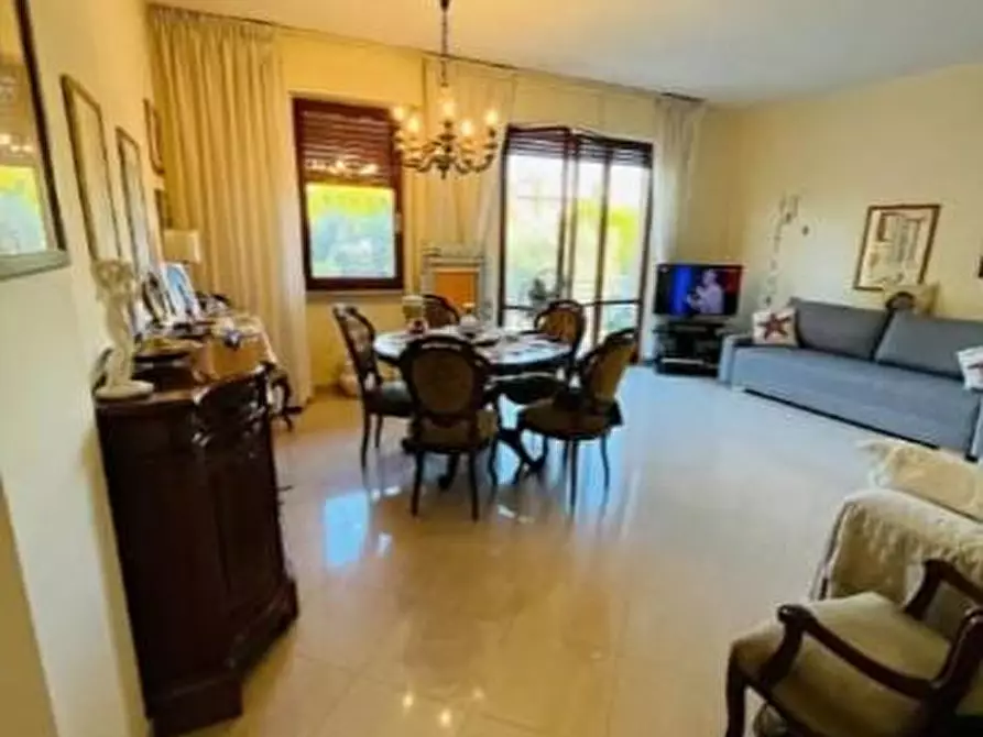 Immagine 2 di Appartamento in vendita  a Massa