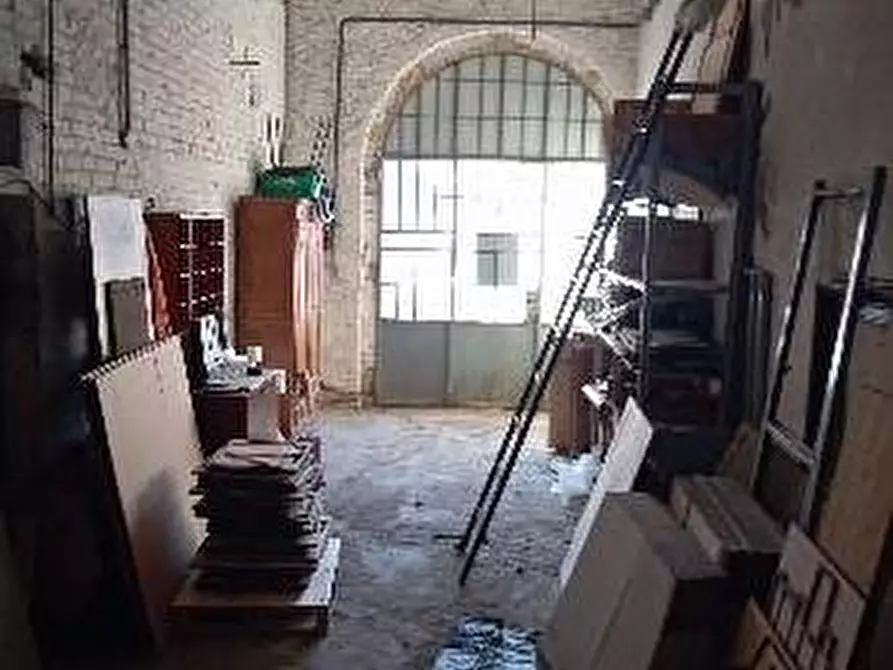 Immagine 20 di Magazzino in vendita  a Poggibonsi