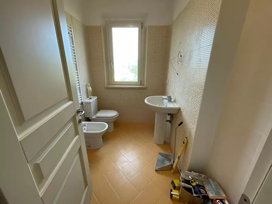 Immagine 19 di Ufficio in vendita  a Montignoso