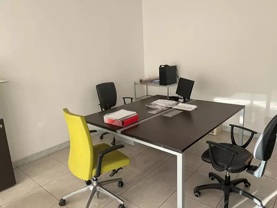 Immagine 2 di Capannone industriale in vendita  a Massa