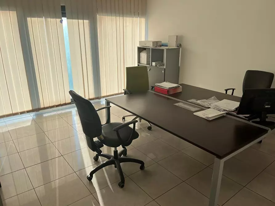 Immagine 3 di Capannone industriale in vendita  a Massa