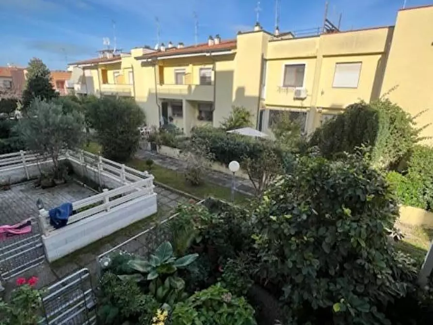 Immagine 21 di Appartamento in vendita  a Viareggio