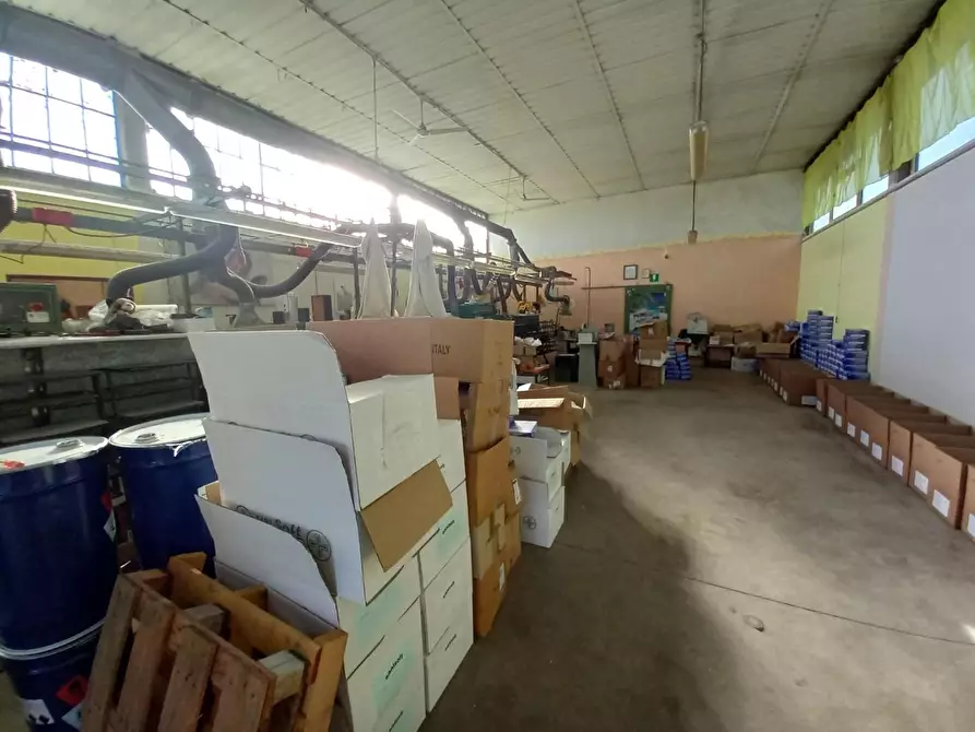 Immagine 2 di Attività artigianale in vendita  a Capannori