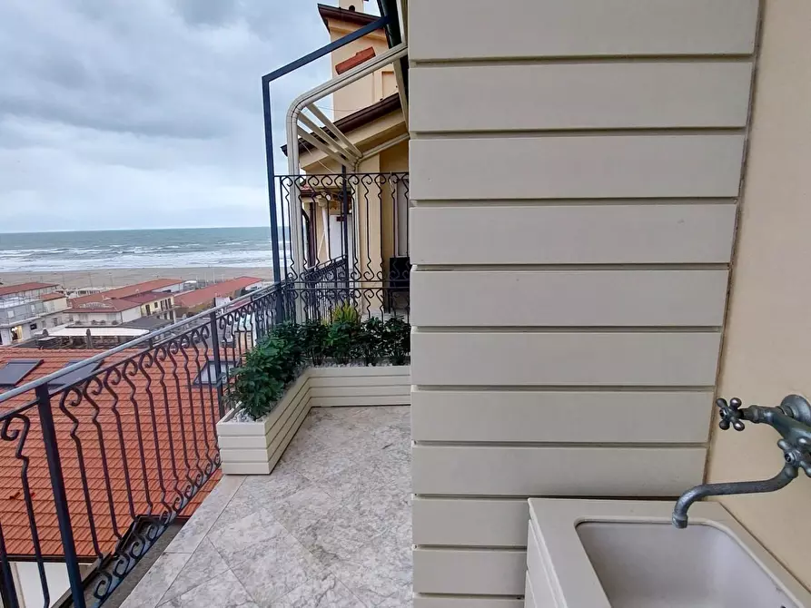 Immagine 23 di Mansarda in vendita  a Viareggio