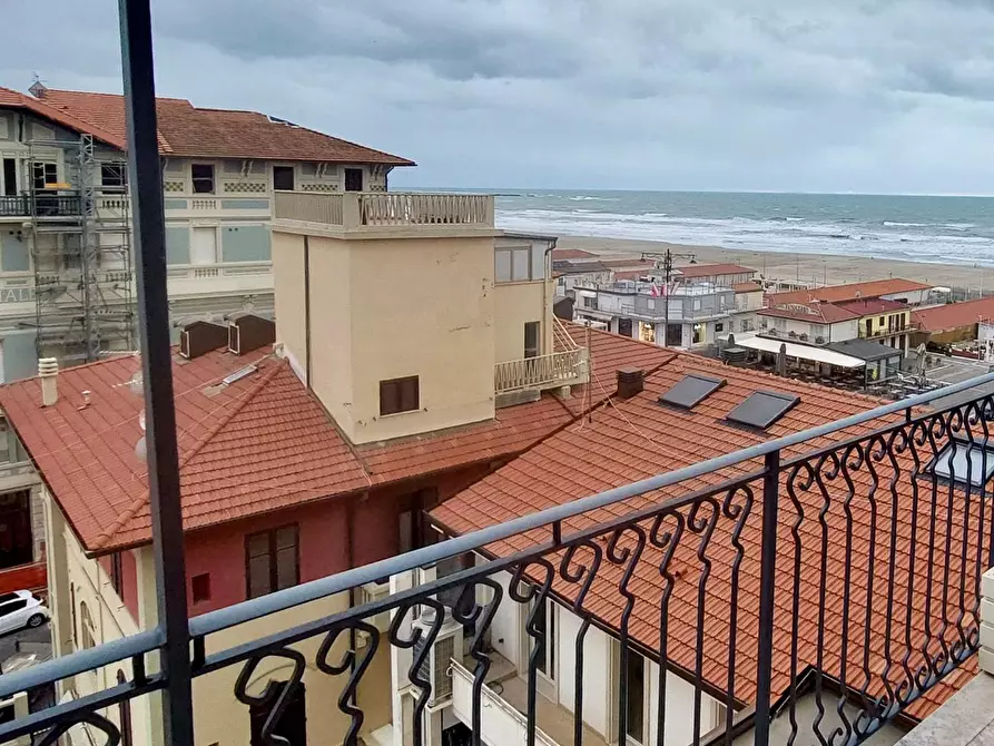 Immagine 6 di Mansarda in vendita  a Viareggio