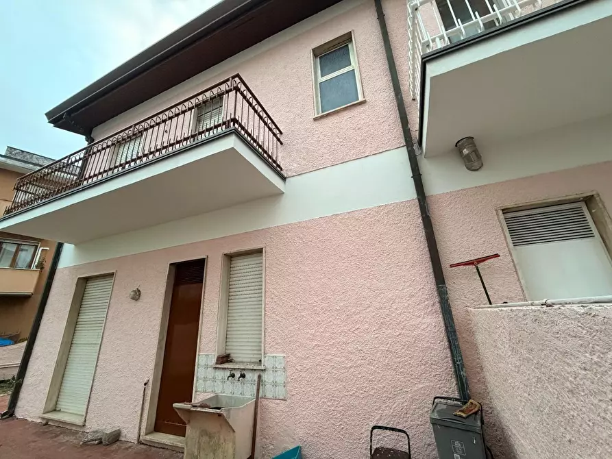 Immagine 2 di Casa trifamiliare in vendita  a Viareggio
