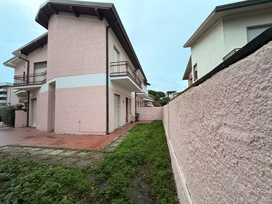 Immagine 1 di Casa trifamiliare in vendita  a Viareggio