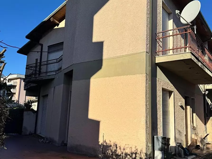 Immagine 1 di Casa trifamiliare in vendita  a Viareggio