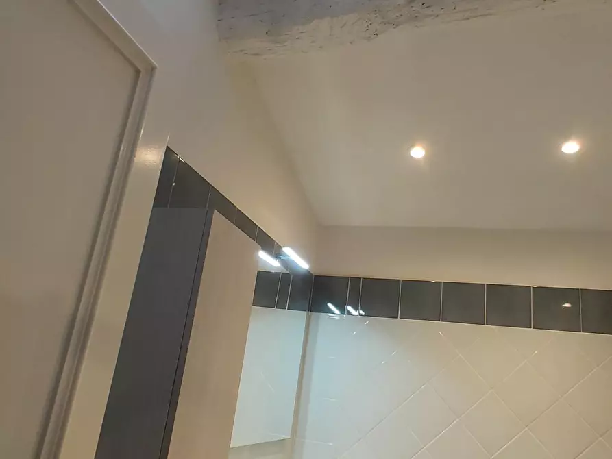 Immagine 26 di Appartamento in vendita  a Lucca