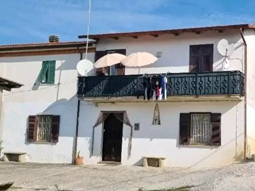 Immagine 1 di Porzione di casa in vendita  a Massa