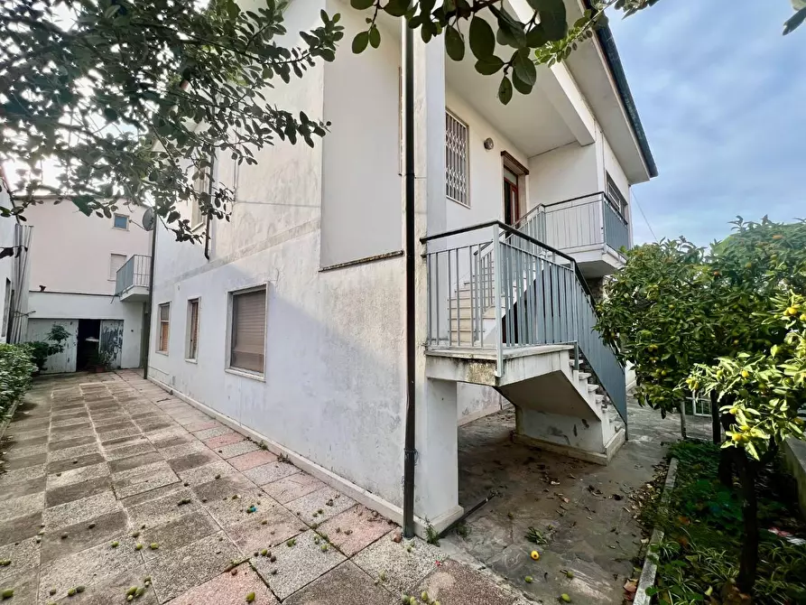 Immagine 1 di Villa in vendita  a San Giuliano Terme