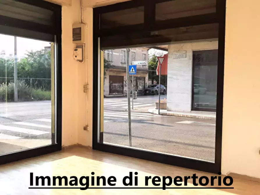 Immagine 1 di Locale commerciale in affitto  a Cascina