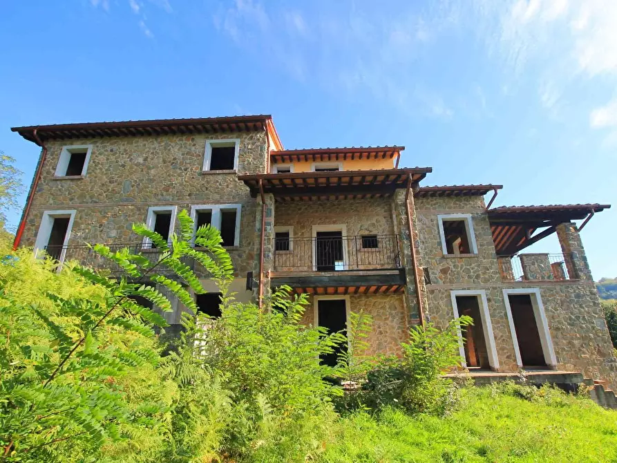 Immagine 25 di Casa colonica in vendita  a Massa E Cozzile