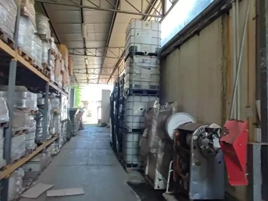 Immagine 4 di Laboratorio in vendita  a Montignoso