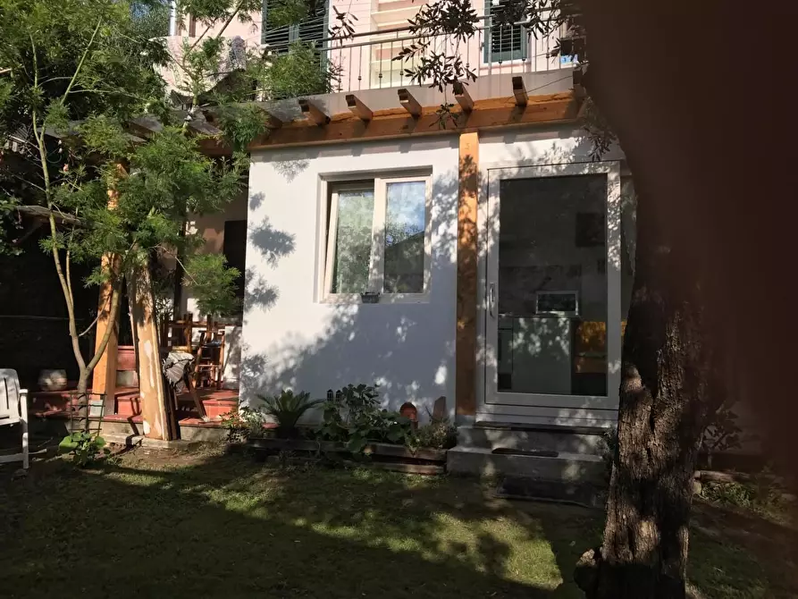 Immagine 2 di Casa semindipendente in vendita  a Massa