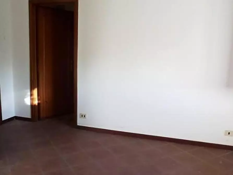 Immagine 11 di Ufficio in affitto  a Capannori