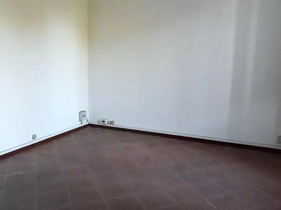 Immagine 13 di Ufficio in affitto  a Capannori