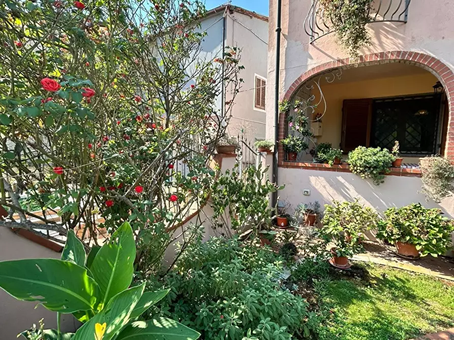 Immagine 1 di Casa bifamiliare in vendita  a Massarosa