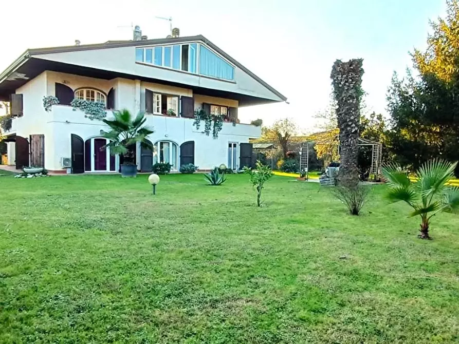 Immagine 4 di Villa in vendita  a Montignoso