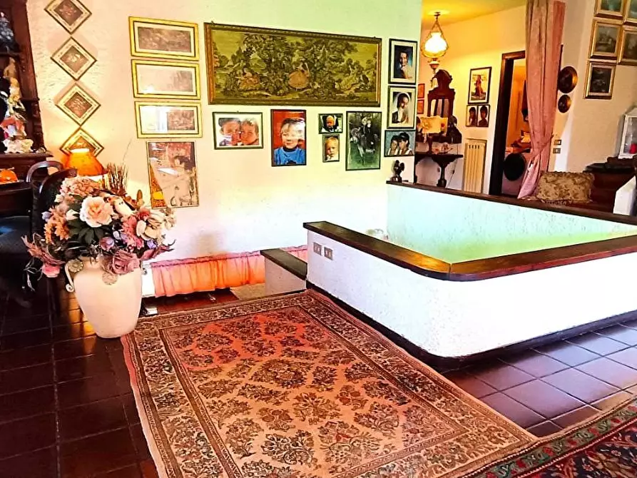 Immagine 11 di Villa in vendita  a Montignoso