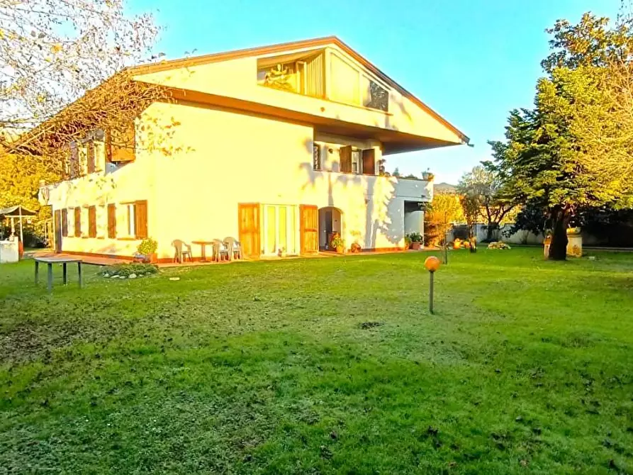Immagine 7 di Villa in vendita  a Montignoso