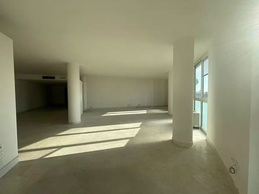 Immagine 3 di Ufficio in vendita  a Massa