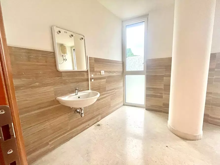 Immagine 10 di Ufficio in vendita  a Massa