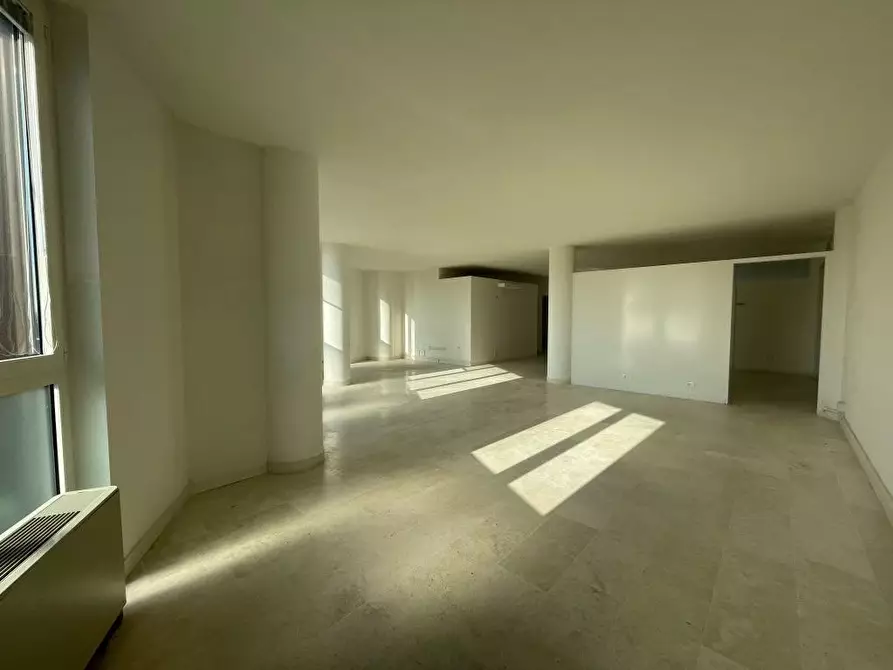 Immagine 2 di Ufficio in vendita  a Massa