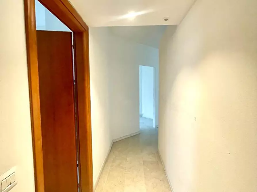 Immagine 8 di Ufficio in vendita  a Massa