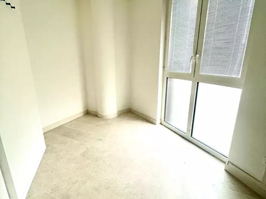 Immagine 9 di Ufficio in vendita  a Massa