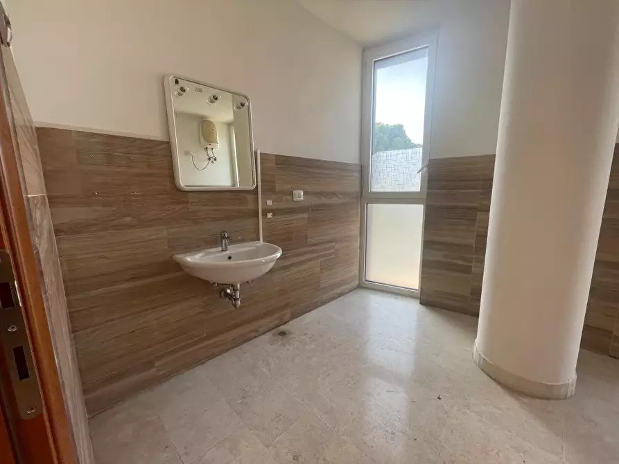 Immagine 4 di Ufficio in vendita  a Massa