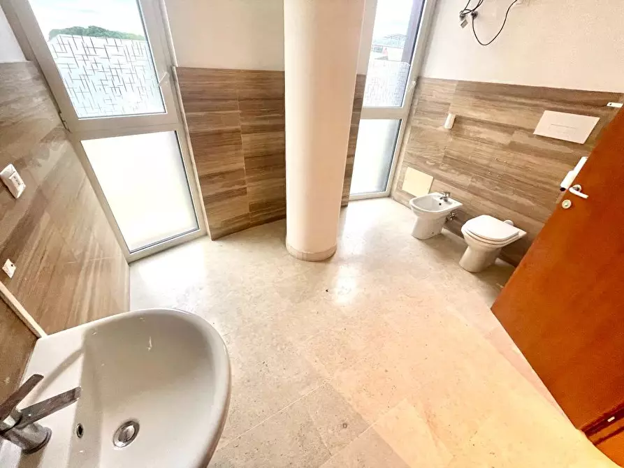 Immagine 11 di Ufficio in vendita  a Massa