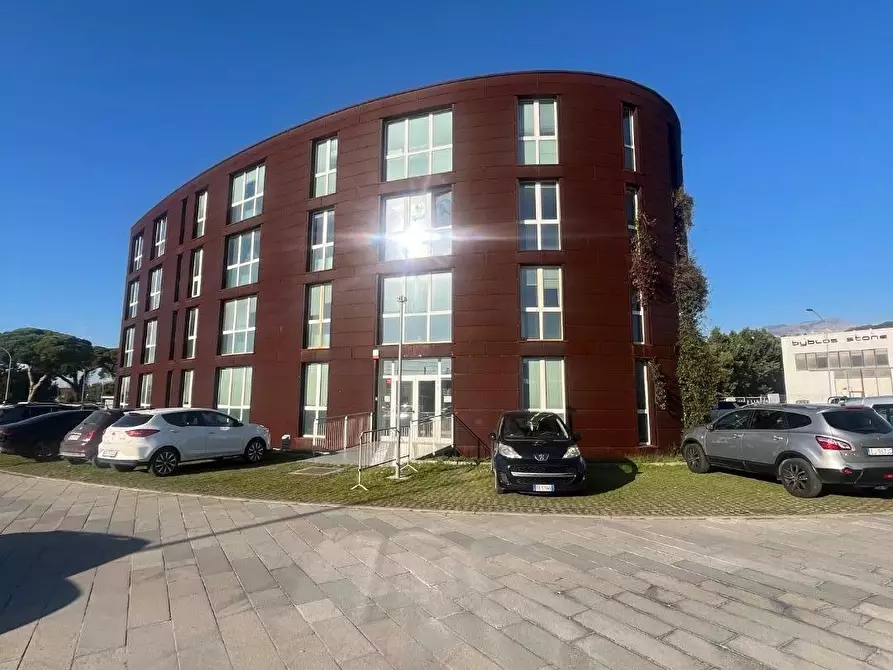 Immagine 13 di Ufficio in vendita  a Massa