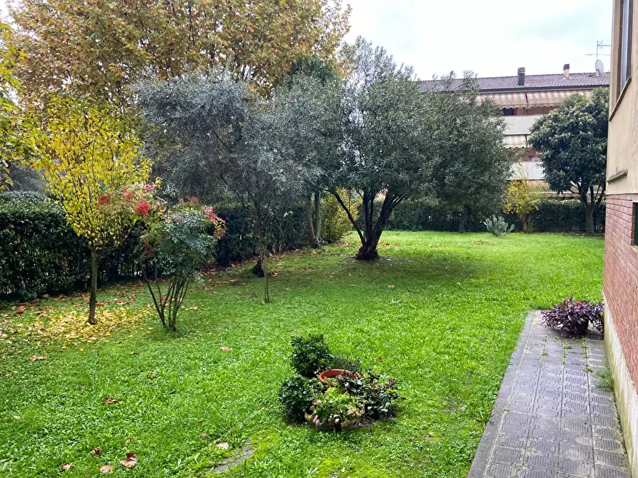 Immagine 17 di Appartamento in vendita  a Lucca