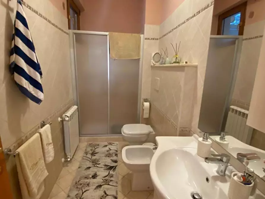 Immagine 11 di Appartamento in vendita  a Lucca