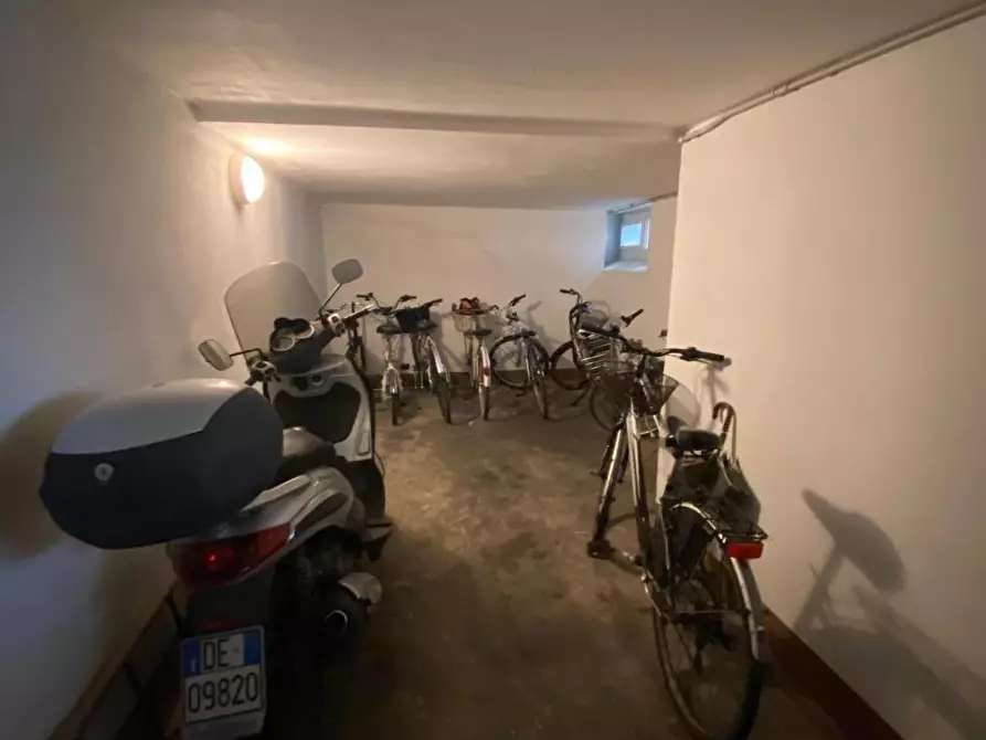 Immagine 16 di Appartamento in vendita  a Lucca