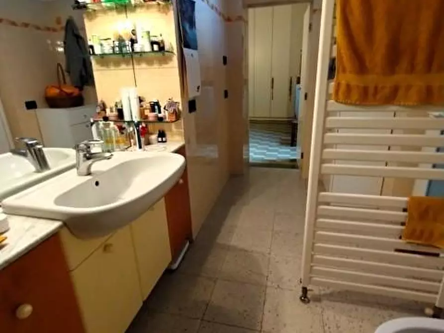 Immagine 25 di Appartamento in vendita  a Lucca