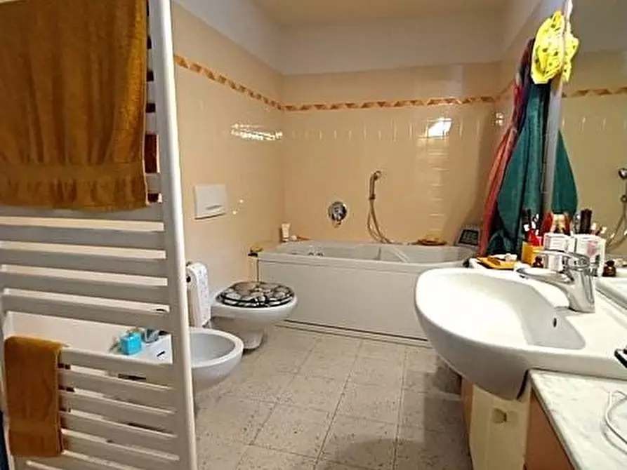 Immagine 24 di Appartamento in vendita  a Lucca