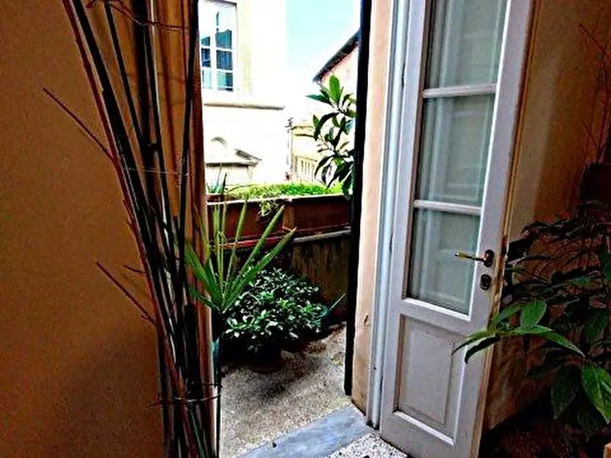 Immagine 12 di Appartamento in vendita  a Lucca