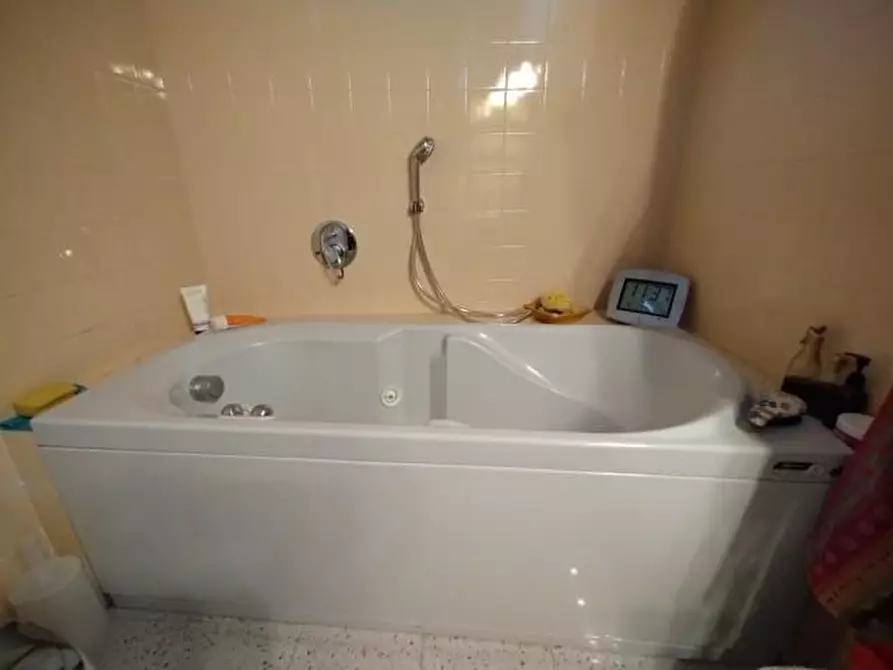 Immagine 26 di Appartamento in vendita  a Lucca