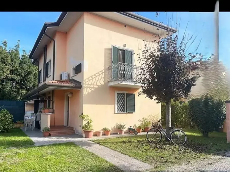 Immagine 1 di Casa bifamiliare in vendita  a Seravezza