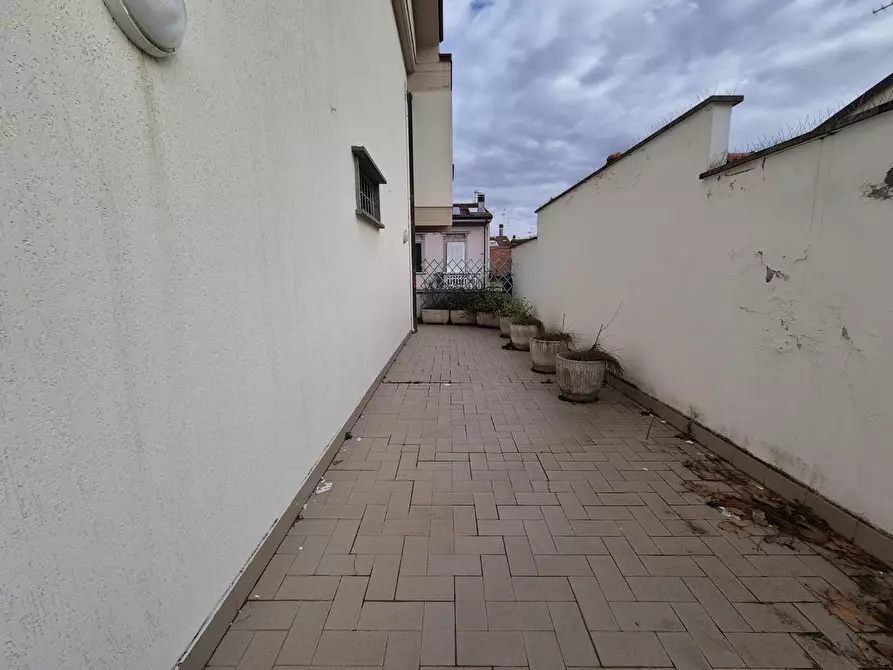 Immagine 10 di Appartamento in vendita  a Viareggio