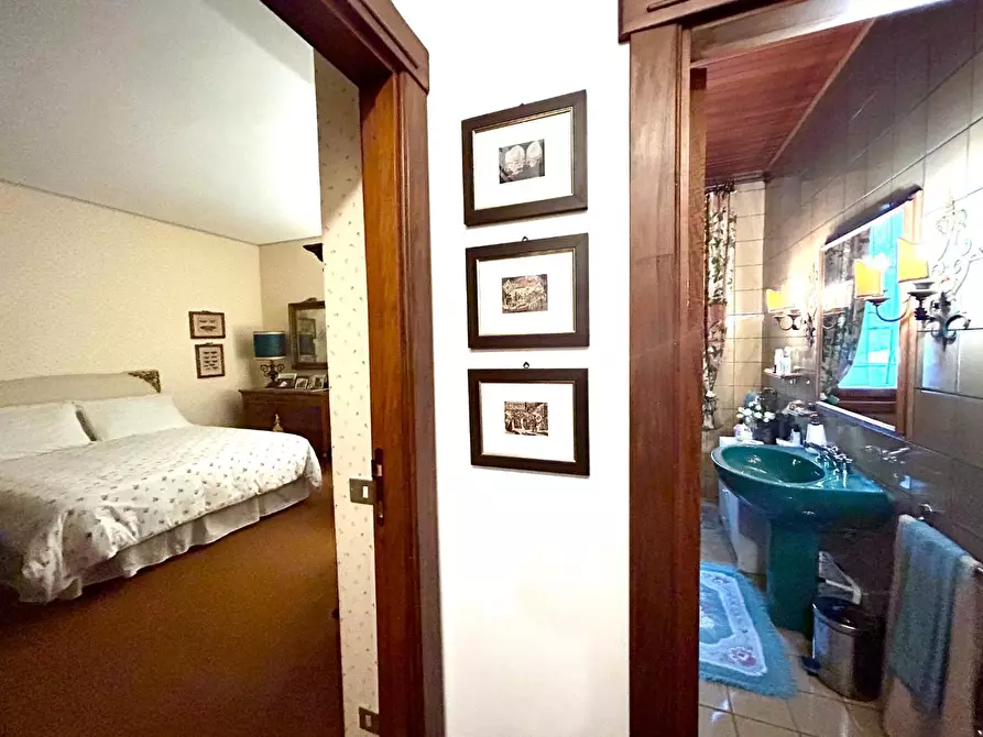 Immagine 34 di Villa in vendita  a Siena